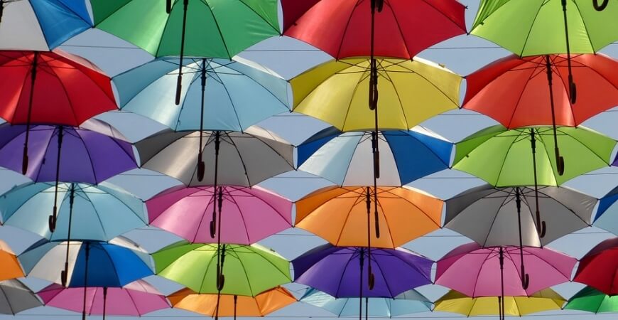 Wytrzymały parasol – czym powinien się charakteryzować?